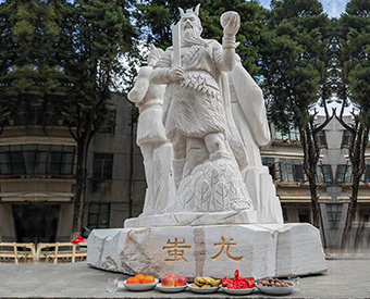 云南石雕黃帝、炎帝、蚩尤雕塑安裝效果展示